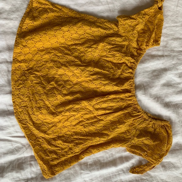 Universal Threads - Picture 2 of 5